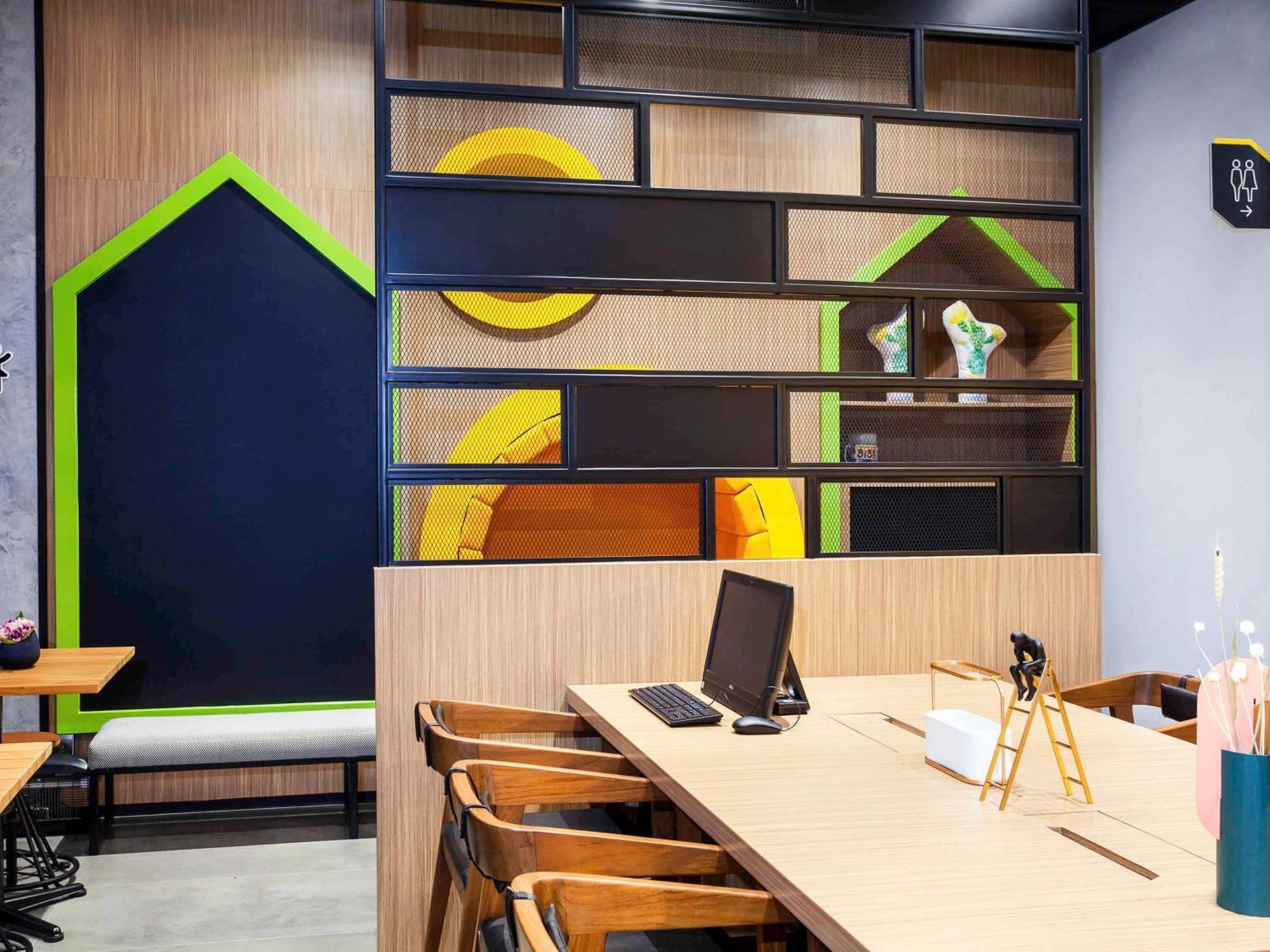 Ibis Styles Bekasi Jatibening Hotell Exteriör bild